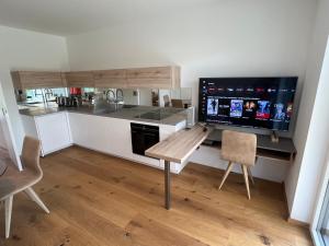 Kitchen o kitchenette sa 25h SPA-Residenz BEST SLEEP privat Garden & POOLs