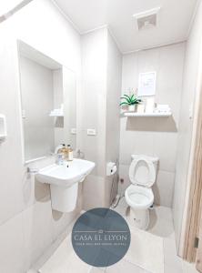 Bilik mandi di White Nordic Fully-Furnished Studio at INSPIRIA