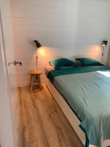 een slaapkamer met een bed en een tafel. bij Tinyhouse Scheveningen beach FREE gated parking in Scheveningen