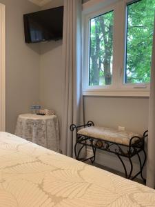 una camera con letto, finestra e tavolo di Ambiance by the Falls Cozy Suite a Niagara Falls