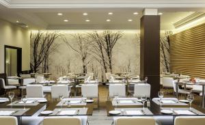 Um restaurante ou outro lugar para comer em Ilunion Suites Madrid