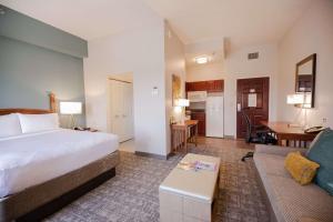 una camera d'albergo con letto e soggiorno di Sonesta ES Suites Baton Rouge University at Southgate a Baton Rouge