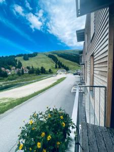 een balkon van een huis met bloemen in een straat bij Hotel Koralpe in Elsenbrunn