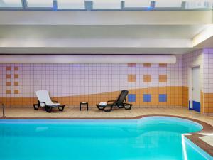 A piscina localizada em Aparthotel Adagio Access Poitiers ou nos arredores