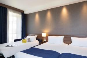 Un pat sau paturi într-o cameră la Holiday Inn Express Toulon - Est, an IHG Hotel