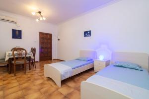 Un pat sau paturi într-o cameră la Natasas Apartments