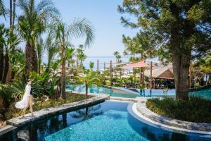 Bazén v ubytování Amathus Beach Hotel Limassol nebo v jeho okolí