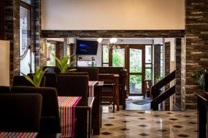 un restaurant avec un bar doté de chaises et de tables dans l'établissement Machupicchu Adventure Hotel, à Machu Picchu