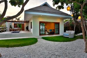 Cette petite maison dispose d'un coin salon dans la cour. dans l'établissement Bluewater Sumilon Island Resort, à Sumilon Island