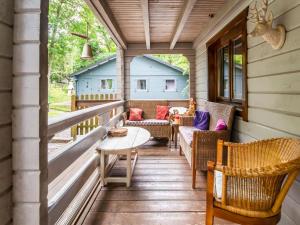 En sittgrupp på Spacious chalet with sauna and bubble bath