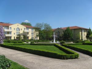 A garden outside City Hotel Dresden Radebeul