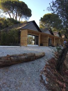 a log in front of a wooden house at FALCOARIA de Santa Efigenia in Setúbal