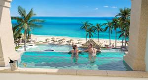 Бассейн в Sandals Dunns River All Inclusive Couples Only или поблизости