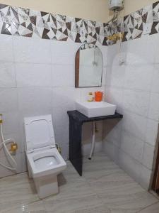 Un baño de ISKCON Hare Krishna Homestay