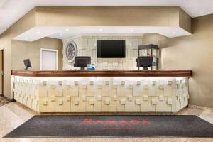 una hall con reception e TV di Ramada Plaza by Wyndham Niagara Falls a Niagara Falls