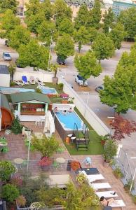 an overhead view of a pool in a park at Palace Hotel & SPA La CONCHIGLIA D' ORO in Vicenza