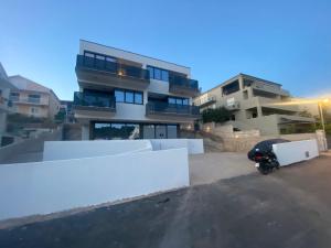 una motocicleta estacionada en un estacionamiento frente a un edificio en Sandi Hvar Apartments, en Hvar