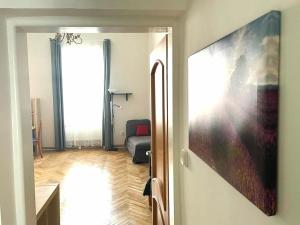 un corridoio con porta che conduce a un soggiorno di Apartment Green House - Old Town a Bratislava