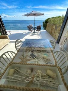 un tavolo con un piano in vetro e vista sull'oceano di Seaside Resort a Trieste