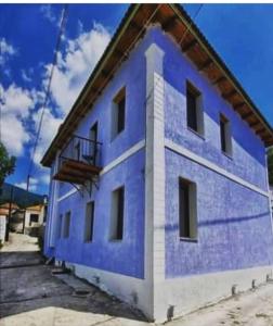 un edificio blu e bianco con balcone di Theokleia_guest house a Kavala