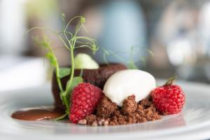 einen Teller mit Lebensmitteln mit Erdbeeren und Schokolade in der Unterkunft Hôtel Omnubo Collection in Les Épesses