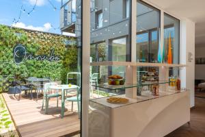 ein Restaurant mit einer Glastheke mit Speisen darauf in der Unterkunft Hôtel Omnubo Collection in Les Épesses