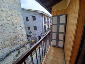 a balcony with a door on the side of a building at Bonito apartamento en Laredo in Laredo