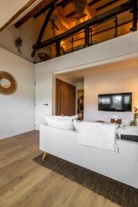 uma sala de estar com um sofá branco e uma televisão em Madrid Suites em Maastricht