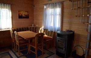 a dining room with a table and a stove at Ruheoase in Wolfern, zw. Wien & Salzburg 