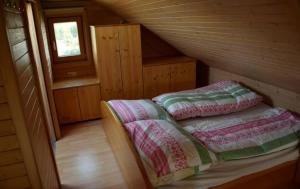 a small bed in a wooden cabin with a window at Ruheoase in Wolfern, zw. Wien & Salzburg 