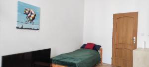 una camera con letto e TV a schermo piatto di Apartment Green House - Old Town a Bratislava