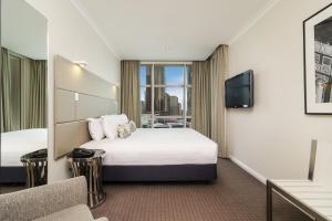 A bed or beds in a room at Clarion Suites Gateway