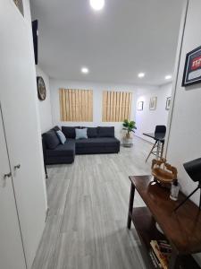 Ruang duduk di Desertas View Apartment