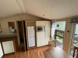 Кухня или кухненски бокс в 2-Bedroom Caravan in Uddingston, Glasgow