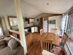 Кухня или кухненски бокс в 2-Bedroom Caravan in Uddingston, Glasgow