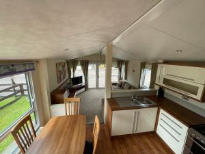 Кухня или кухненски бокс в 2-Bedroom Caravan in Uddingston, Glasgow