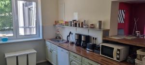 Una cocina o kitchenette en Pension am Filmpark