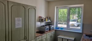 Una cocina o kitchenette en Pension am Filmpark