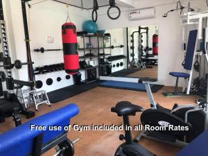 ein Fitnessstudio mit einem Sandsack und Gewichten in der Unterkunft Parrot Resort Moalboal in Moalboal