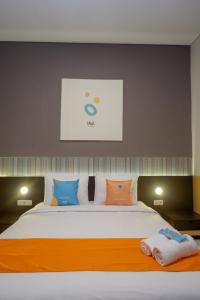 เตียงในห้องที่ Sans Hotel Good Wish Semarang