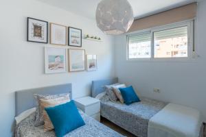 - une chambre avec 2 lits et une fenêtre dans l'établissement Apartamento Catania en Aguadulce con vistas al mar, à Aguadulce