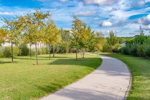 Сад в Gîte La Villa Omagny Paris Marne-la-Vallée