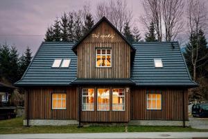 una casa con techo negro y ventana en Daj Spokój w Szczyrku, en Szczyrk