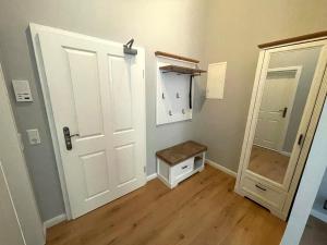 um quarto vazio com uma porta e um pequeno armário em Gästehaus Sternschanze - App2 Kapitänleutnant em Stralsund