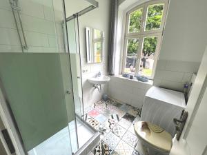 uma casa de banho com um chuveiro, um WC e um lavatório. em Gästehaus Sternschanze - App2 Kapitänleutnant em Stralsund