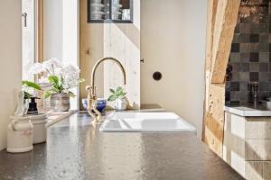 a kitchen with a sink and a counter top at Huis Potaerde, luxe villa, vakantiewoning - landhuis nabij Brussel in Merchtem