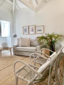 uma sala de estar com um sofá e uma cadeira em Cosy Home no Porto