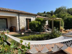 una hamaca en el jardín de una casa en Saturnia Country Villas, en Saturnia