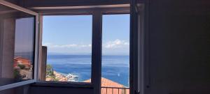 una finestra aperta con vista sull'oceano di SaltoNelBlu a Porto Santo Stefano