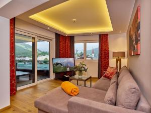 uma sala de estar com um sofá e uma televisão em A-VITA Viktoria & A-VITA living luxury apartments em Seefeld in Tirol